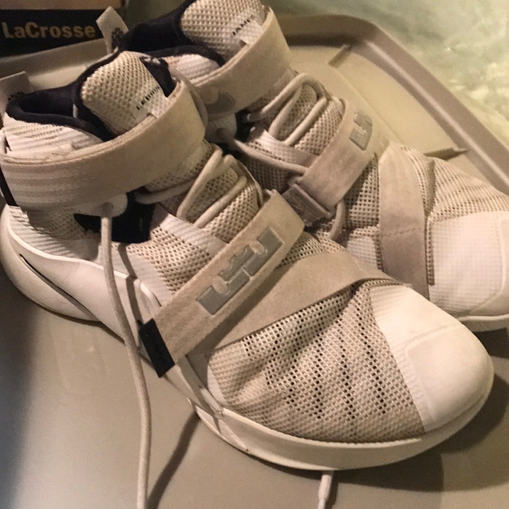Men's Lebron James basketball shoes sz 11